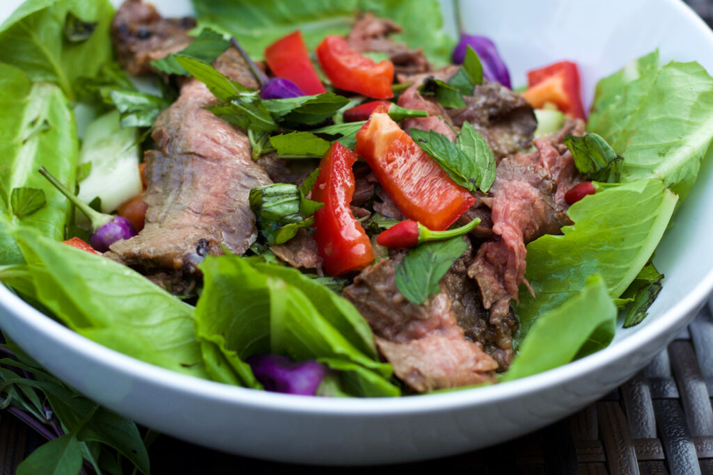 steak salad with peppers ad greens